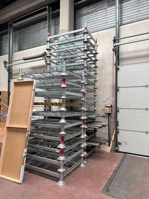 de nombreuses étagères empilées dans un entrepôt