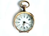 une montre de poche en or avec des chiffres romains sur le cadran