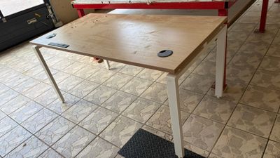 une table sur laquelle se trouve une télécommande, dans une pièce