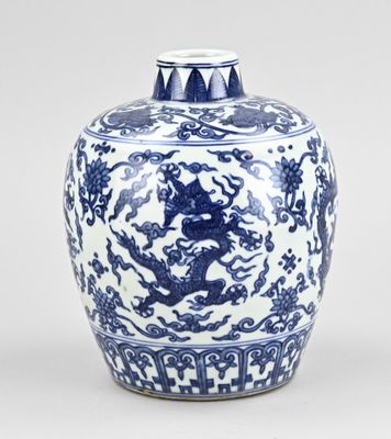 vase bleu et blanc orné d'un dragon sur le couvercle
