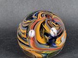 une boule de verre posée sur une table
