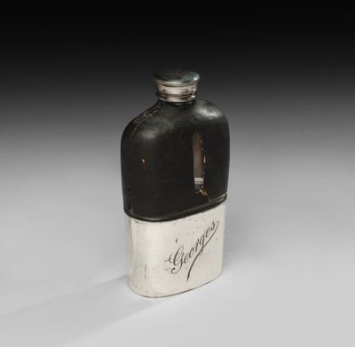 une bouteille noire et blanche sur laquelle figure une inscription