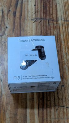 une boîte de Bowers & Wilkins posée sur une table en bois