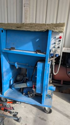 une machine bleue qui se trouve dans un garage