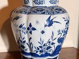 un vase bleu et blanc posé sur une table en bois