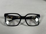 une paire de lunettes posée sur une table