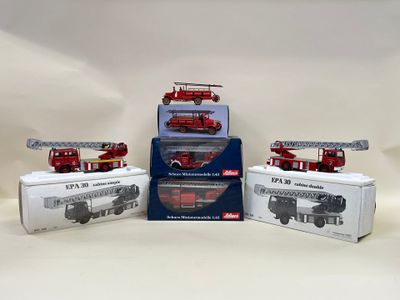 trois camions de pompiers rouges et blancs empilés les uns sur les autres