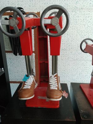 deux paires de chaussures posées sur une machine