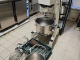 une cuisine équipée d'un mixeur, d'un saladier et d'autres ustensiles