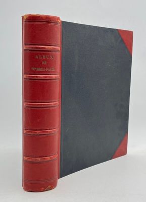 un livre rouge et noir avec une couverture noire posé sur une surface blanche