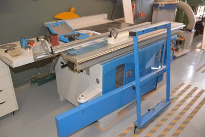 a machine that is sitting on a table in a room