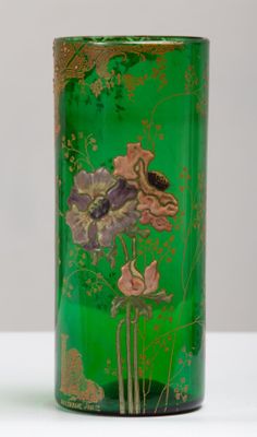 un vase vert orné d'un oiseau et de fleurs