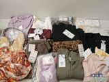 un tas de vêtements posés sur une table