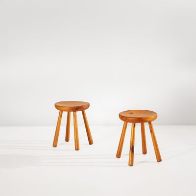 deux tabourets en bois posés sur une surface blanche