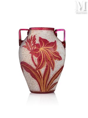 un vase blanc orné d'un motif rouge et jaune