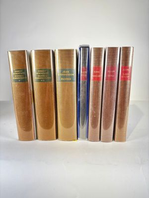 six livres sont alignés sur une surface blanche