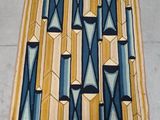 une photo d'un tapis bleu et jaune posé au sol