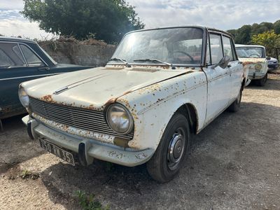 une vieille voiture qui traîne dans la poussière