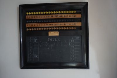 un tableau noir sur lequel sont inscrits des mots, accroché au mur