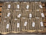 de nombreux sacs de nourriture posés sur une palette en bois