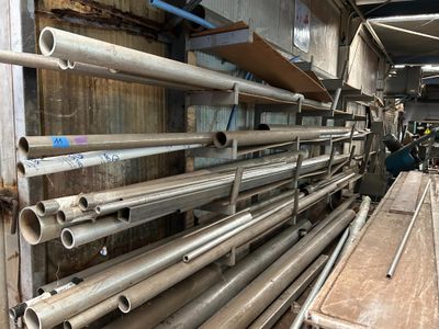 de nombreux tuyaux alignés dans une pièce