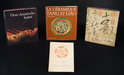 trois livres posés sur une table noire, sur lesquels figurent des caractères chinois