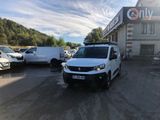 une camionnette blanche garée dans un parking