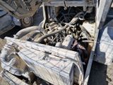 un camion dans lequel se trouvent tout un tas de tuyaux