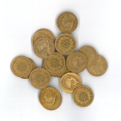 beaucoup de pièces d'or sur une surface blanche