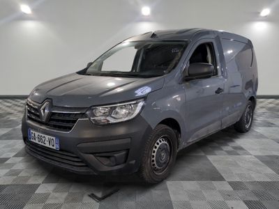 la camionnette grise est garée sur le sol en damier d'une pièce