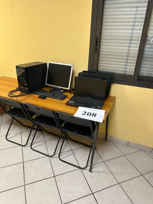 un bureau sur lequel sont posés deux ordinateurs et un ordinateur portable