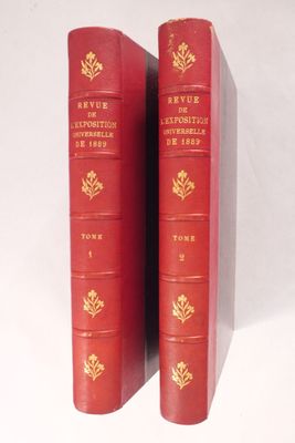 deux livres rouges posés l'un sur l'autre sur une surface blanche