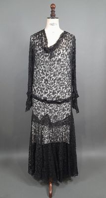 une robe noire et blanche sur un mannequin mannequin mannequin mannequin mannequin mannequin mannequin mannequin mann