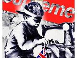 tableau représentant un garçon assis devant une machine à coudre sur laquelle est accroché un drapeau britannique