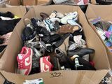 une boîte en carton remplie de chaussures et d'autres objets