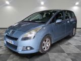 la photo d'une voiture bleue garée dans un garage