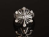 gros plan d'une bague en diamant sur une surface noire