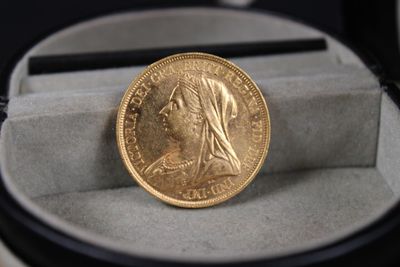 une pièce d'or posée dans une boîte sur une table