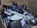 un carton rempli d'appareils électroniques et d'autres articles ménagers