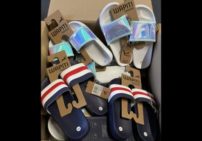 Lot de 16 paires de claquettes fille et garçon plusieurs tailles - Photo 1