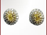 boucles d'oreilles à clous ornées de diamants jaunes et blancs sur fond blanc
