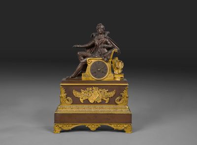 une image représentant une statue d'un homme assis au sommet d'une horloge