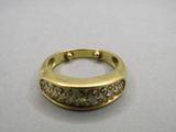 Gros plan sur une bague en or ornée de diamants