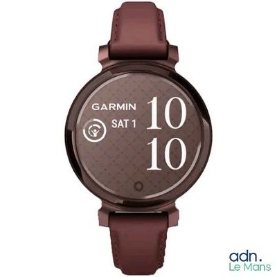 gros plan d'une montre sur fond blanc avec un bracelet marron