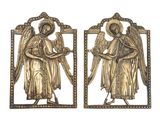 une paire d'anges en laiton ancien sur fond blanc
