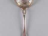 cuillère plaquée argent avec un motif floral sur le manche