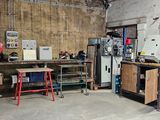 une photo d'un atelier rempli de matériel de travail