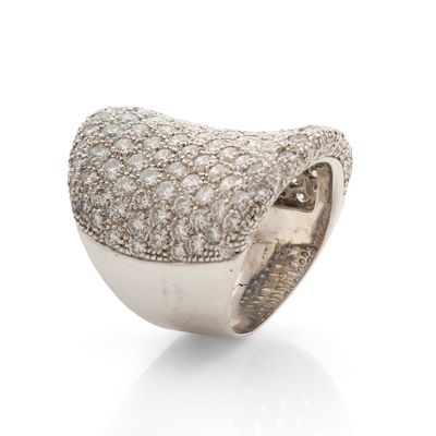 BAGUE présentant un plateau ovale concave pavé de diamants r…