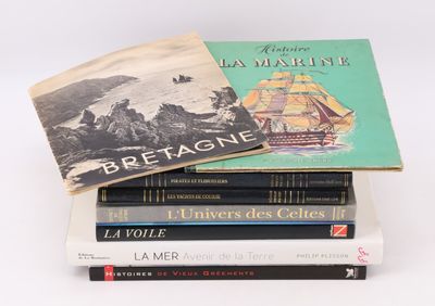 plusieurs livres sont empilés sur une surface blanche