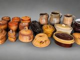 de nombreux types de vases et de récipients sur la table